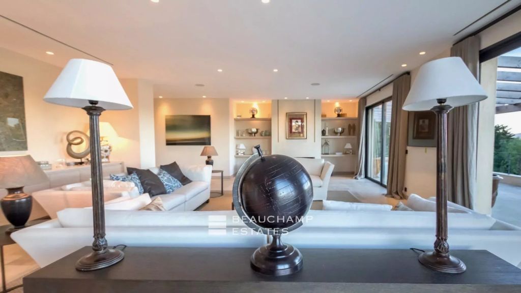 Luxury property with sea views, just minutes from Saint-Tropez town centre and the Pampelonne beaches