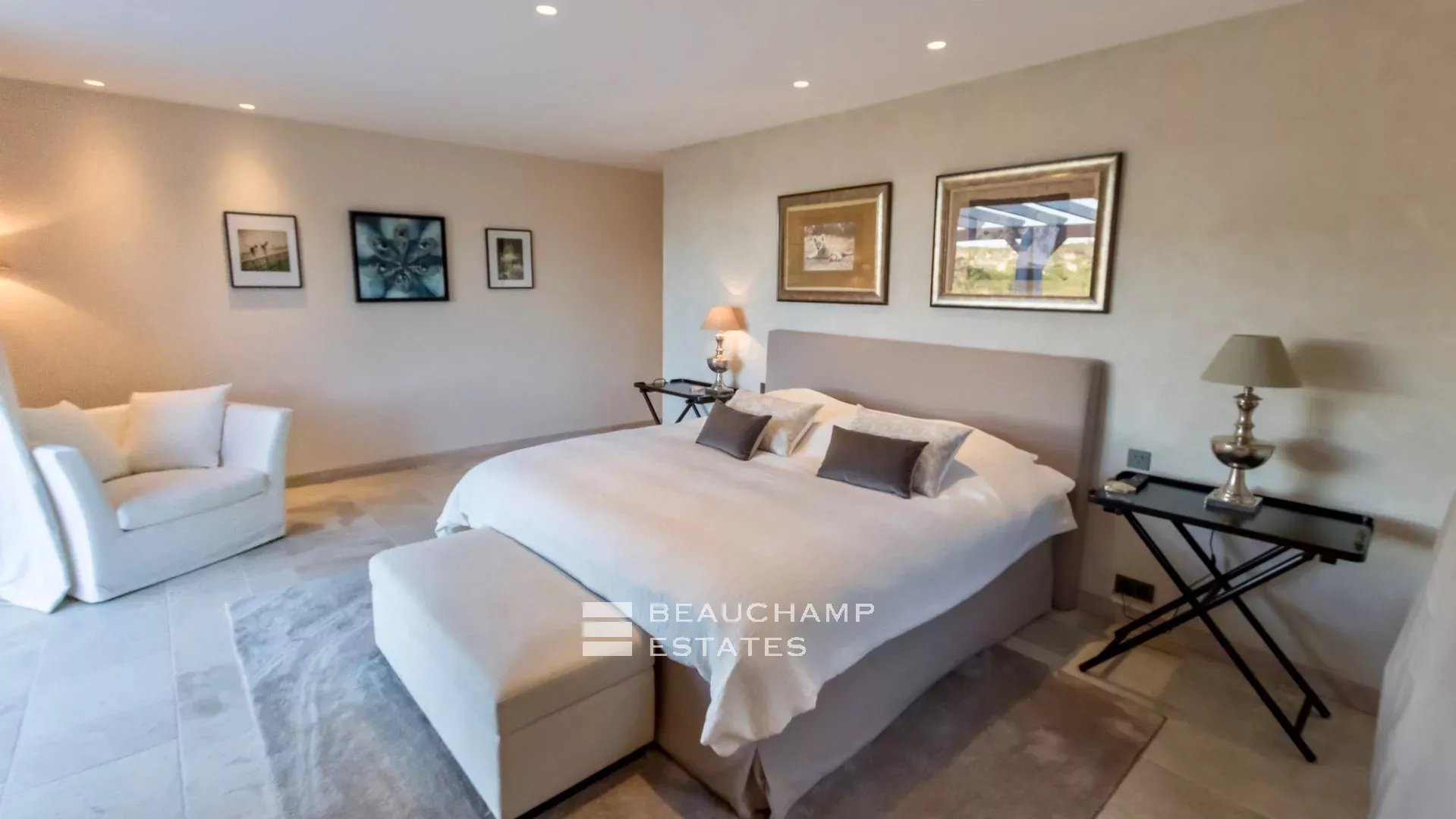 Propriété de luxe avec vue sur mer et à quelques minutes du centre ville de Saint-Tropez et des plages de Pampelonne Luxury property with sea views, just minutes from Saint-Tropez town centre and the Pampelonne beaches