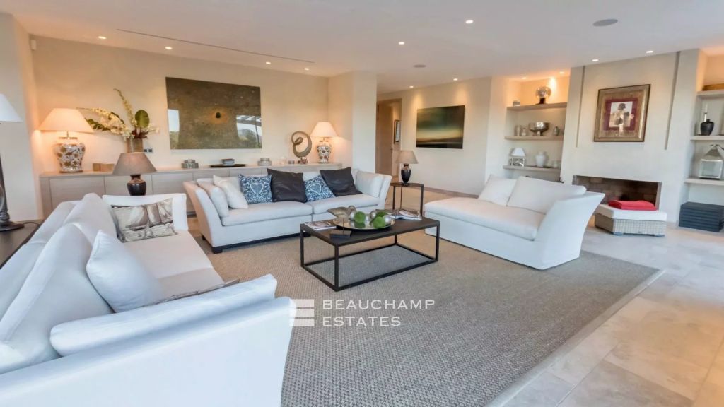 Luxury property with sea views, just minutes from Saint-Tropez town centre and the Pampelonne beaches