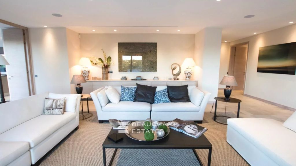 Luxury property with sea views, just minutes from Saint-Tropez town centre and the Pampelonne beaches
