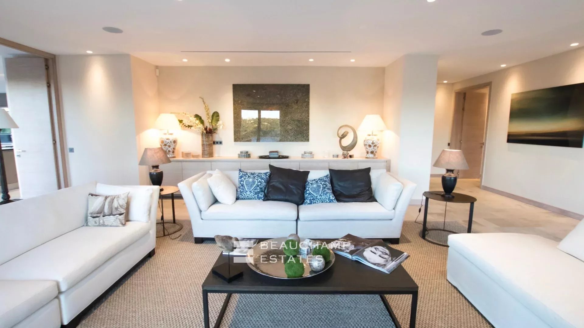 Propriété de luxe avec vue sur mer et à quelques minutes du centre ville de Saint-Tropez et des plages de Pampelonne Luxury property with sea views, just minutes from Saint-Tropez town centre and the Pampelonne beaches