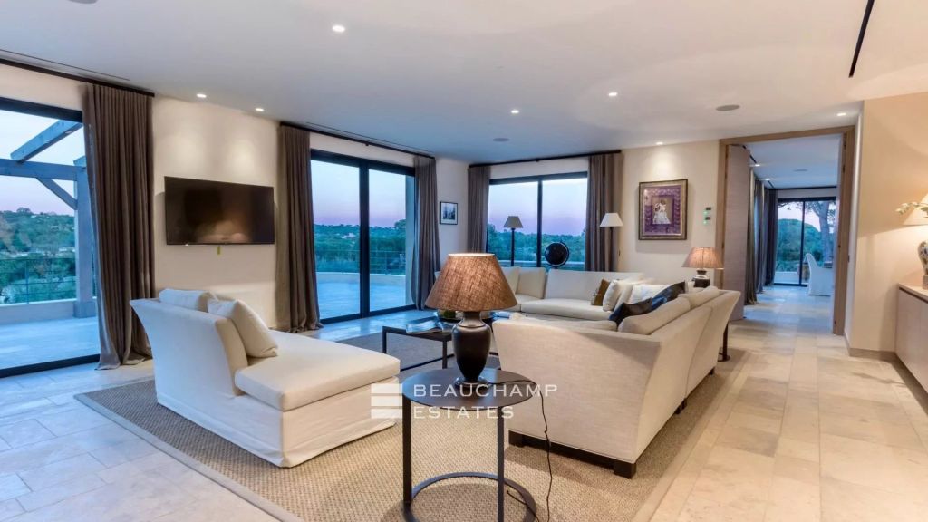 Luxury property with sea views, just minutes from Saint-Tropez town centre and the Pampelonne beaches