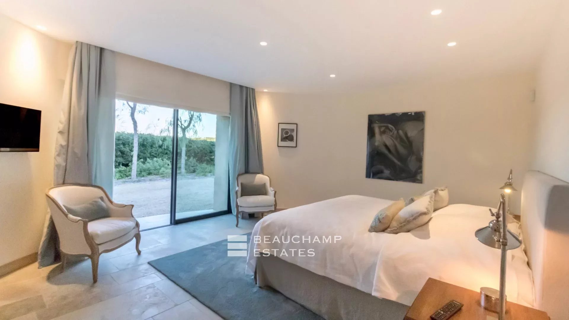 Propriété de luxe avec vue sur mer et à quelques minutes du centre ville de Saint-Tropez et des plages de Pampelonne Luxury property with sea views, just minutes from Saint-Tropez town centre and the Pampelonne beaches