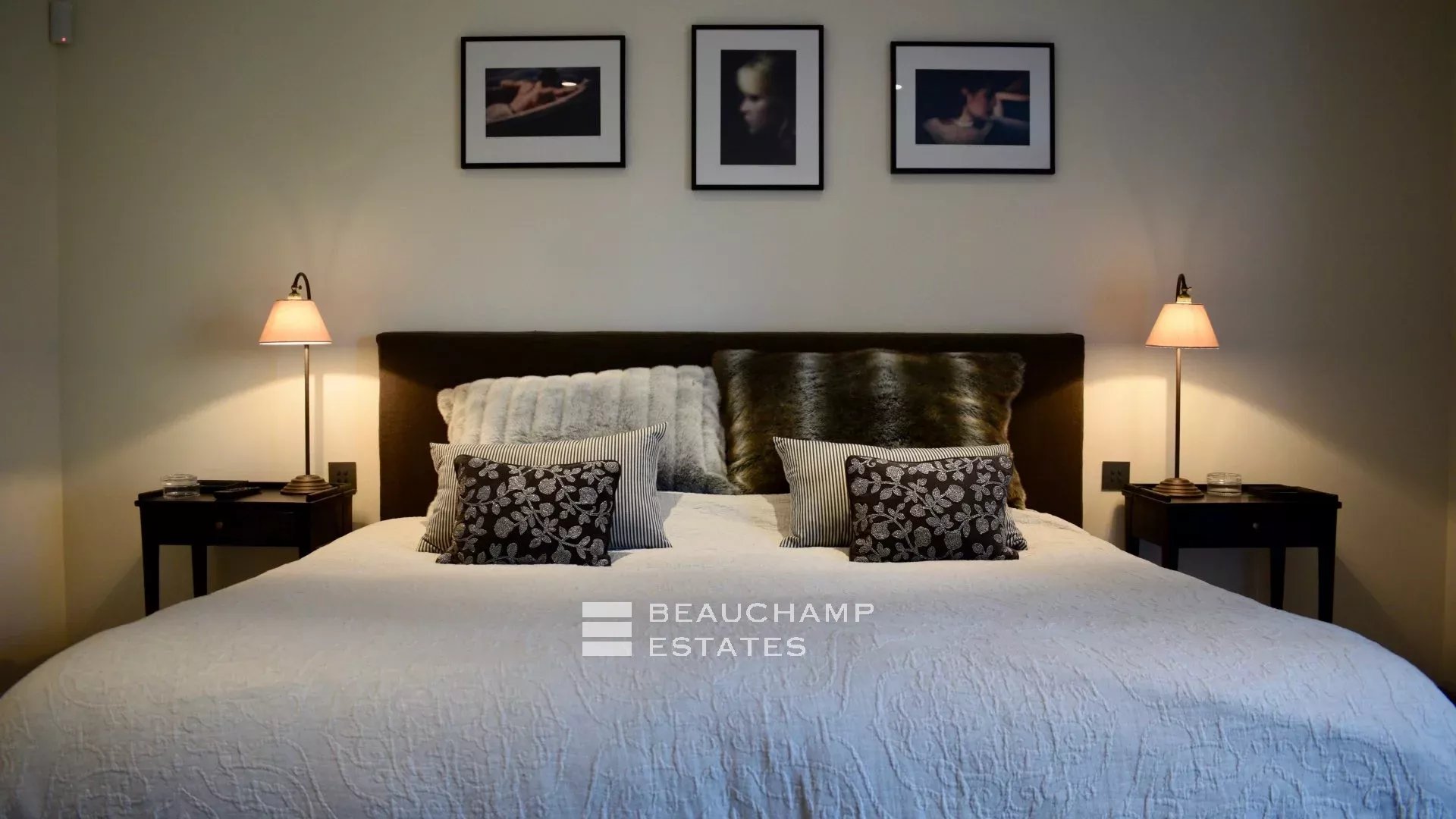 Propriété de luxe avec vue sur mer et à quelques minutes du centre ville de Saint-Tropez et des plages de Pampelonne Luxury property with sea views, just minutes from Saint-Tropez town centre and the Pampelonne beaches