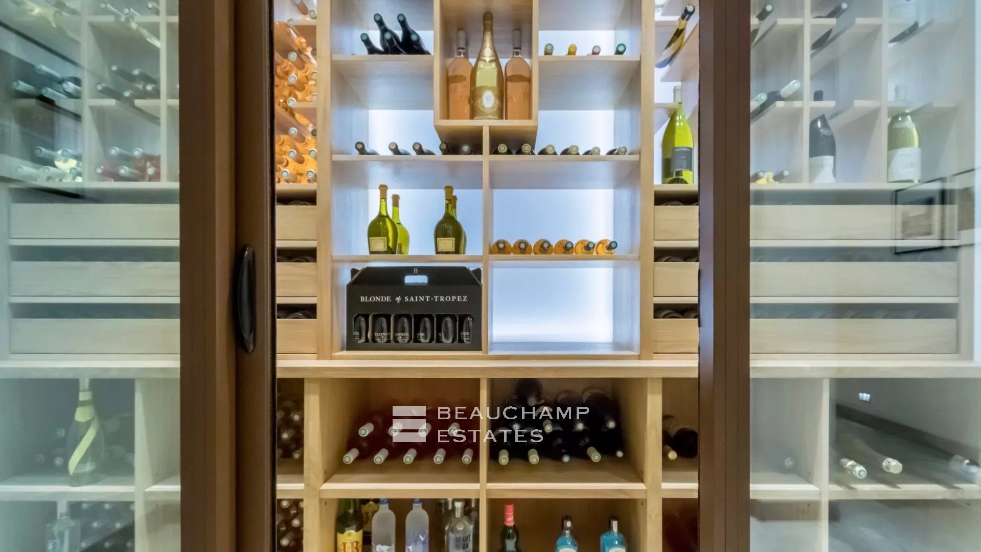 Propriété de luxe avec vue sur mer et à quelques minutes du centre ville de Saint-Tropez et des plages de Pampelonne Luxury property with sea views, just minutes from Saint-Tropez town centre and the Pampelonne beaches