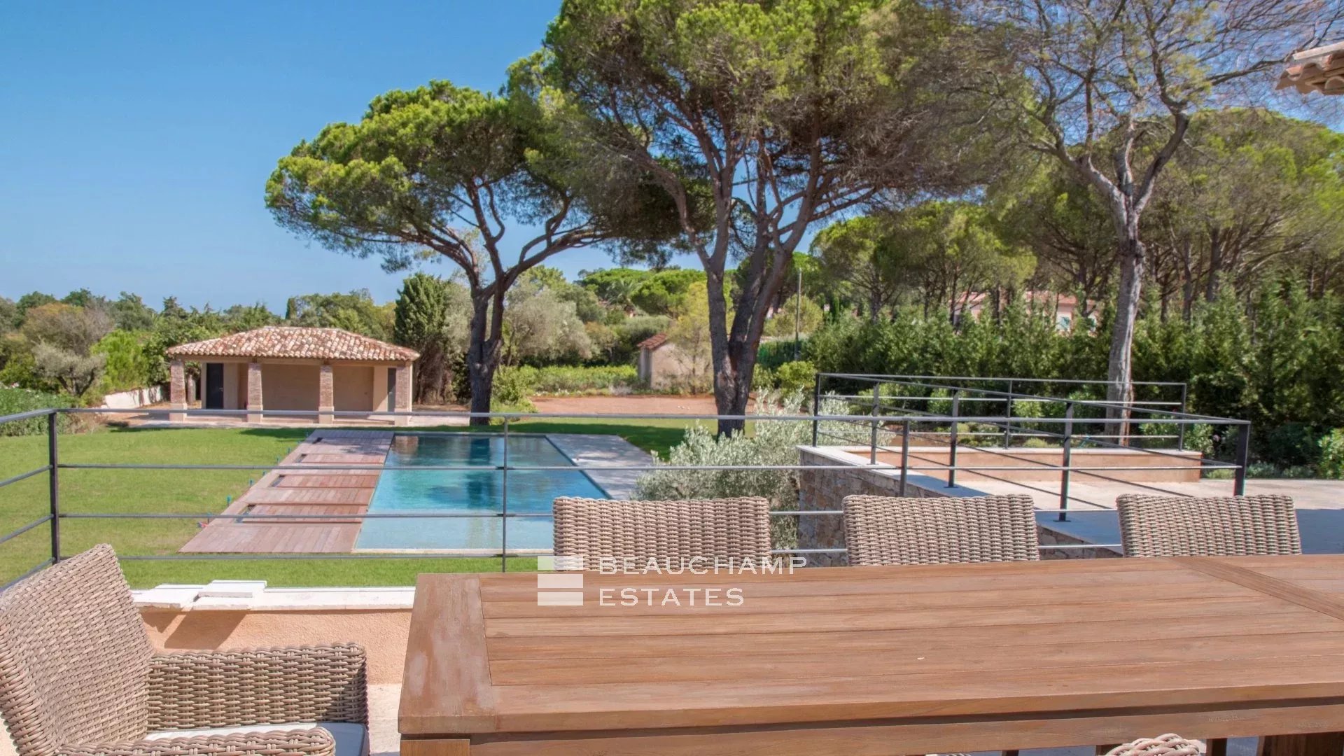 Propriété de luxe avec vue sur mer et à quelques minutes du centre ville de Saint-Tropez et des plages de Pampelonne Luxury property with sea views, just minutes from Saint-Tropez town centre and the Pampelonne beaches