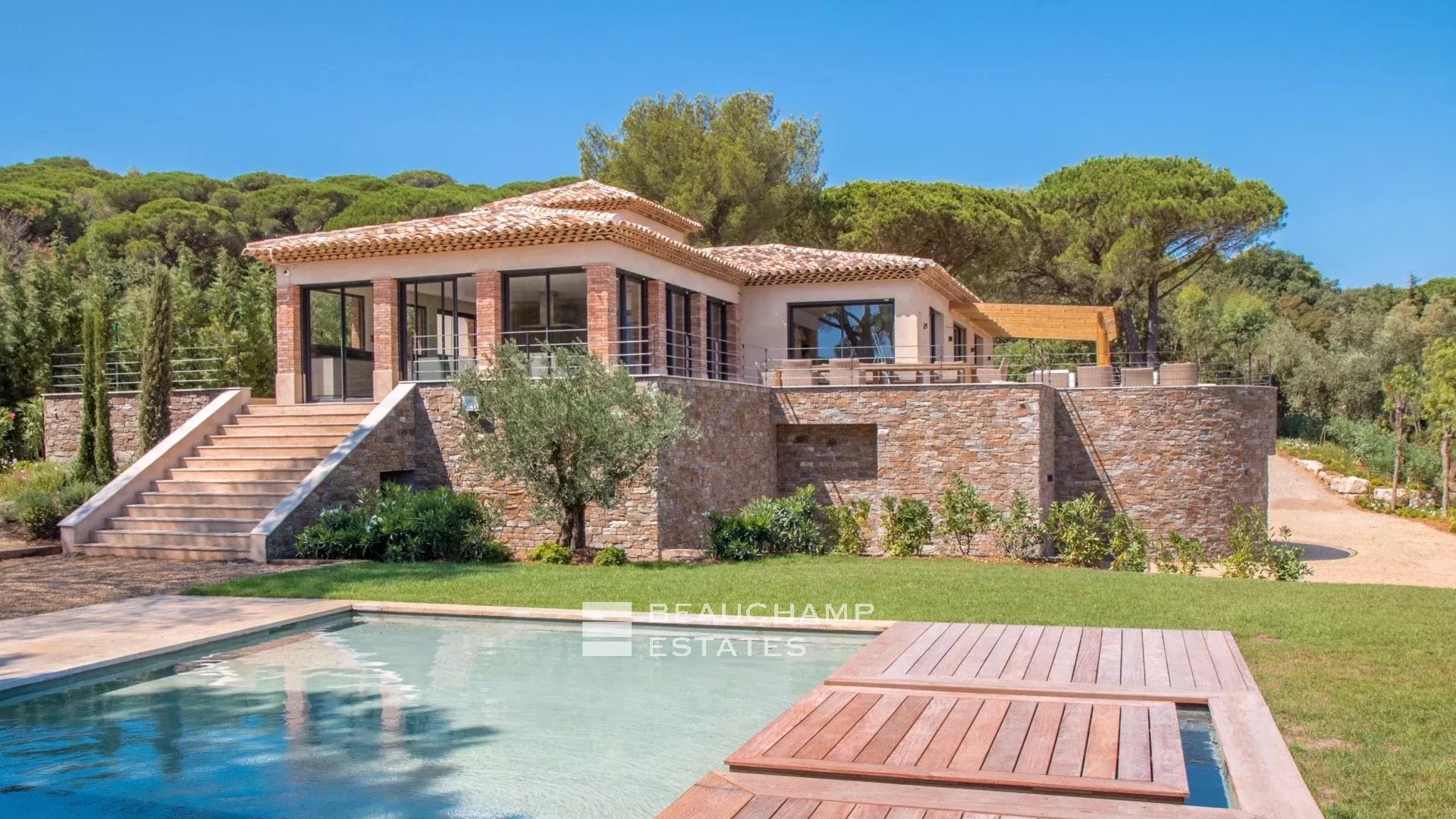 Propriété de luxe avec vue sur mer et à quelques minutes du centre ville de Saint-Tropez et des plages de Pampelonne Luxury property with sea views, just minutes from Saint-Tropez town centre and the Pampelonne beaches