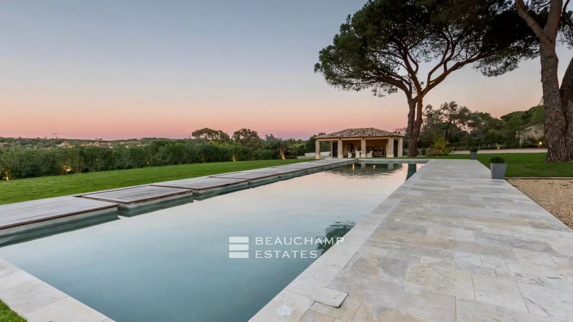 Propriété de luxe avec vue sur mer et à quelques minutes du centre ville de Saint-Tropez et des plages de Pampelonne Luxury property with sea views, just minutes from Saint-Tropez town centre and the Pampelonne beaches