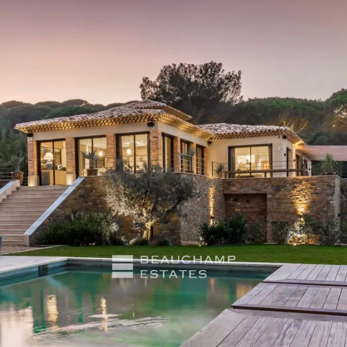Luxury property with sea views, just minutes from Saint-Tropez town centre and the Pampelonne beaches