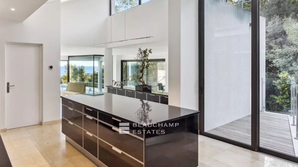 Sea View & large volumes – Contemporary Villa, Cannes, 6 Bedrooms, 6,800 m² land