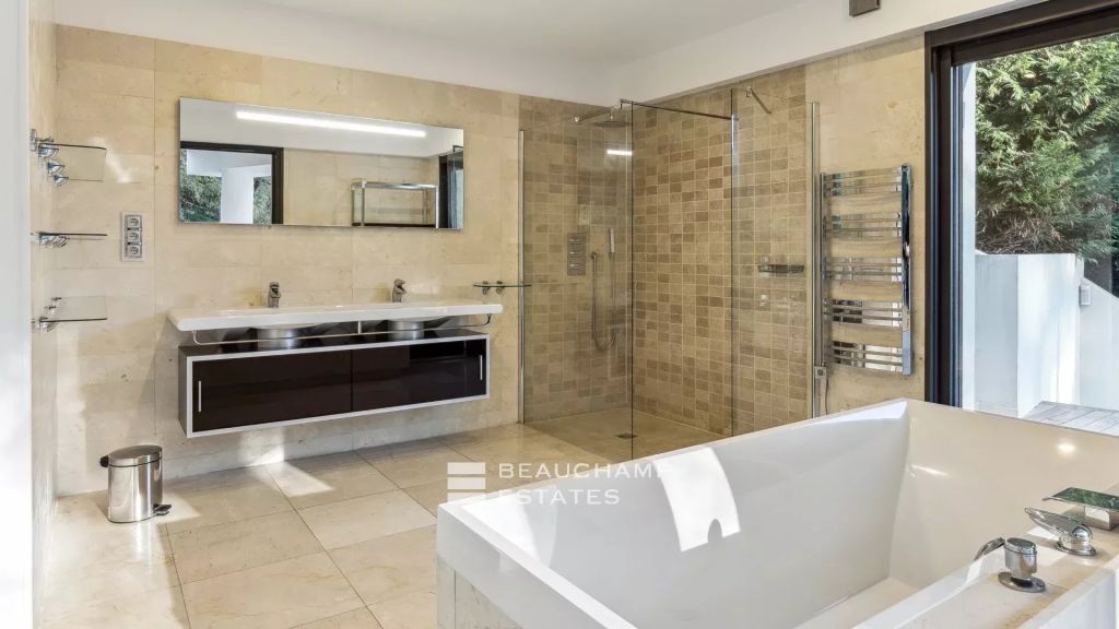 Sea View & large volumes – Contemporary Villa, Cannes, 6 Bedrooms, 6,800 m² land