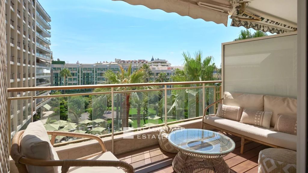 Sea View & Prime Address – Renovated Apartment, Cannes Croisette, 3 Bedrooms, Terrace Overlooking Gardens