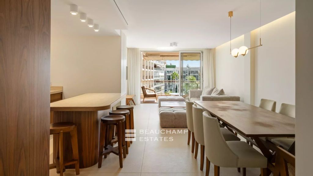 Sea View & Prime Address – Renovated Apartment, Cannes Croisette, 3 Bedrooms, Terrace Overlooking Gardens