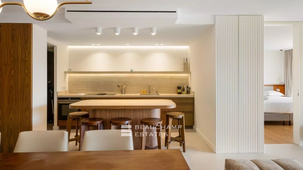 Sea View & Prime Address – Renovated Apartment, Cannes Croisette, 3 Bedrooms, Terrace Overlooking Gardens