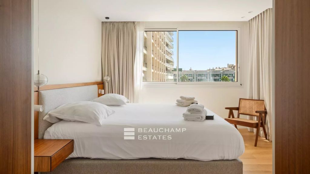 Sea View & Prime Address – Renovated Apartment, Cannes Croisette, 3 Bedrooms, Terrace Overlooking Gardens