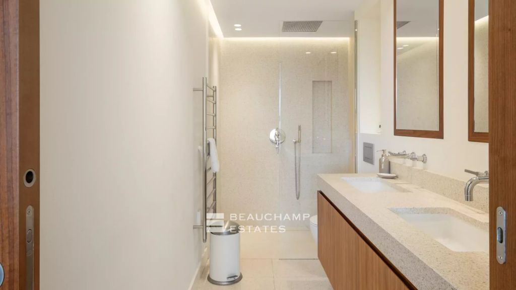 Sea View & Prime Address – Renovated Apartment, Cannes Croisette, 3 Bedrooms, Terrace Overlooking Gardens