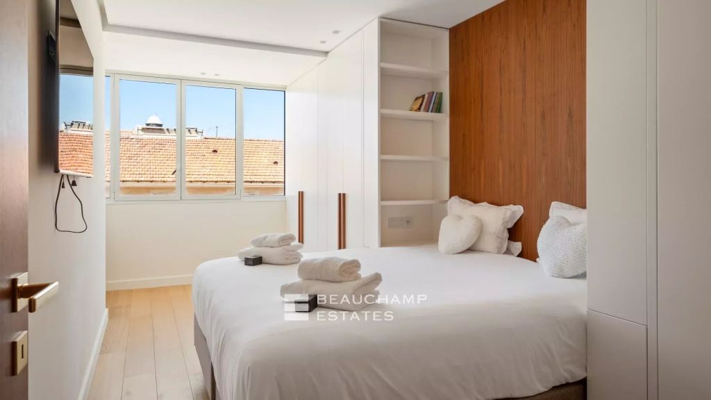 Sea View & Prime Address – Renovated Apartment, Cannes Croisette, 3 Bedrooms, Terrace Overlooking Gardens