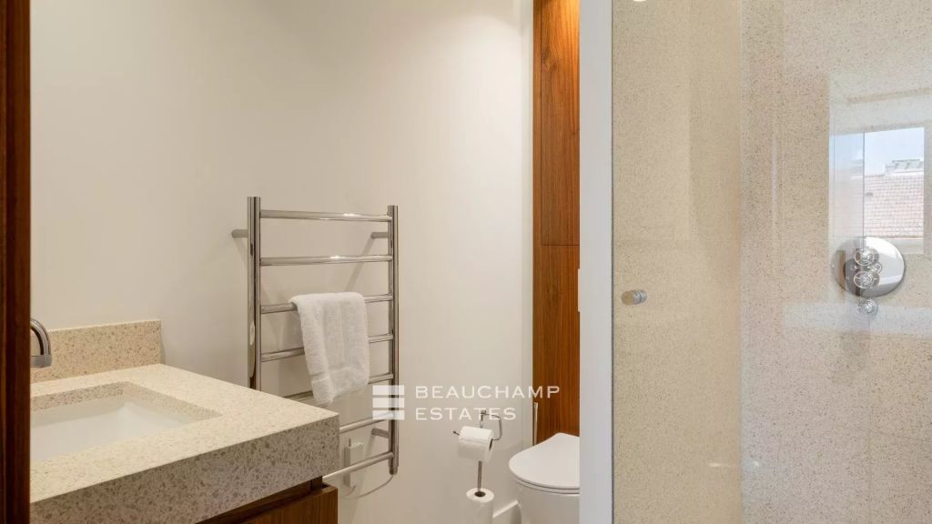 Sea View & Prime Address – Renovated Apartment, Cannes Croisette, 3 Bedrooms, Terrace Overlooking Gardens