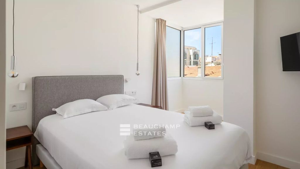 Sea View & Prime Address – Renovated Apartment, Cannes Croisette, 3 Bedrooms, Terrace Overlooking Gardens
