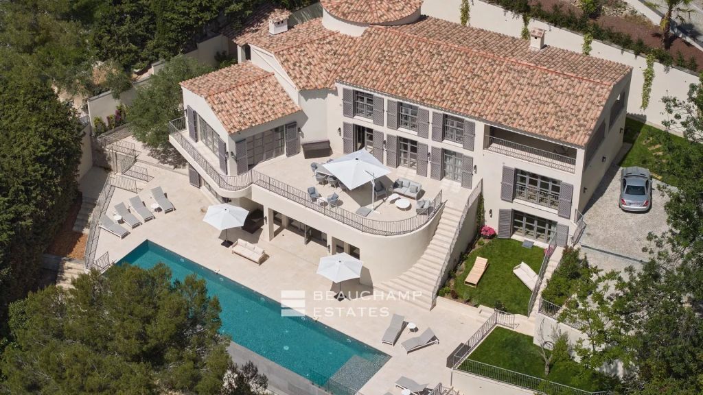 Splendid modern 5-bedroom villa with panoramic sea view