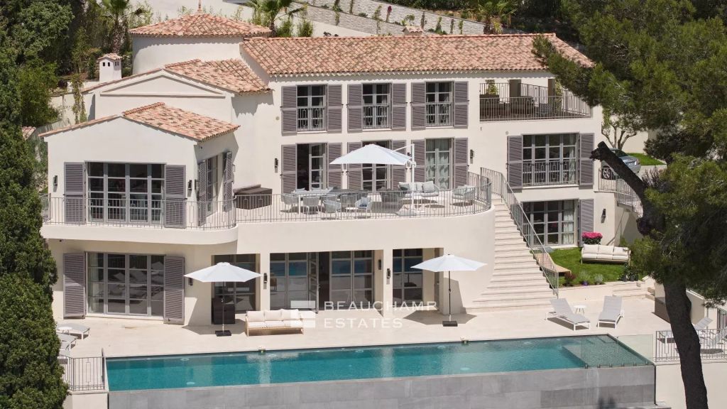 Splendid modern 5-bedroom villa with panoramic sea view