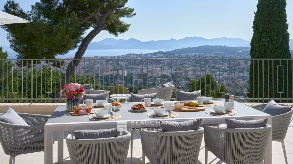 Splendid modern 5-bedroom villa with panoramic sea view