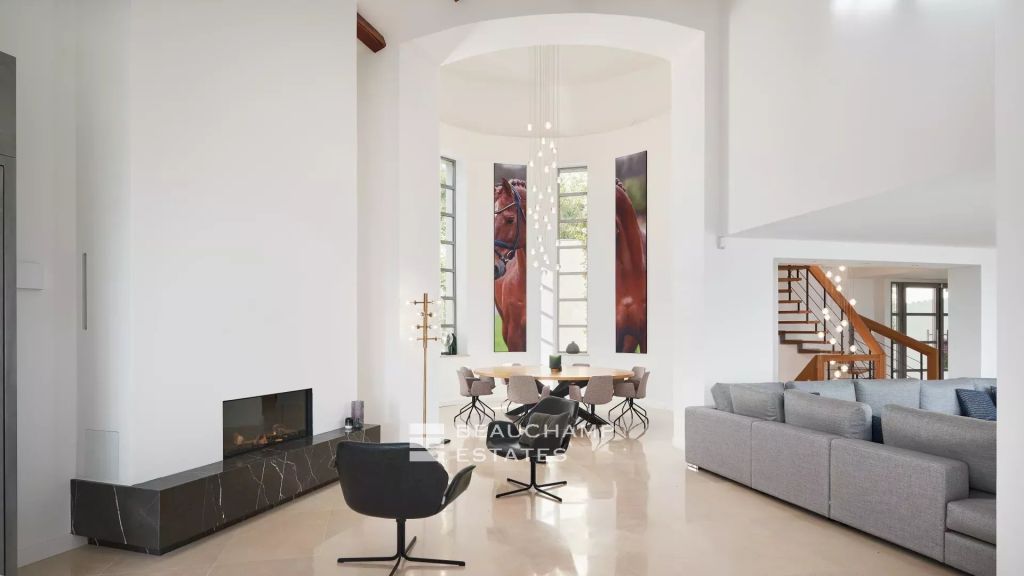 Splendid modern 5-bedroom villa with panoramic sea view