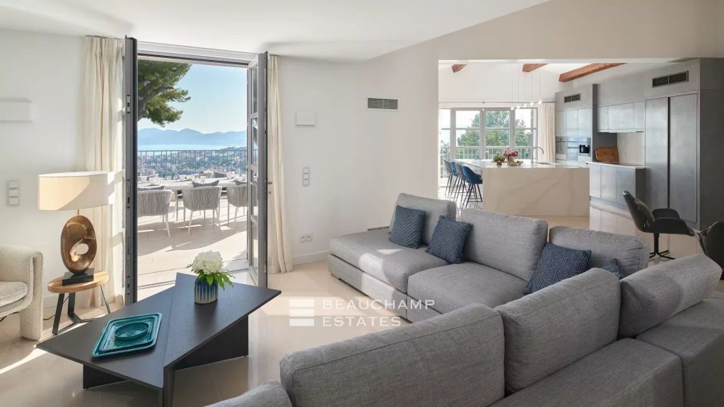 Splendid modern 5-bedroom villa with panoramic sea view