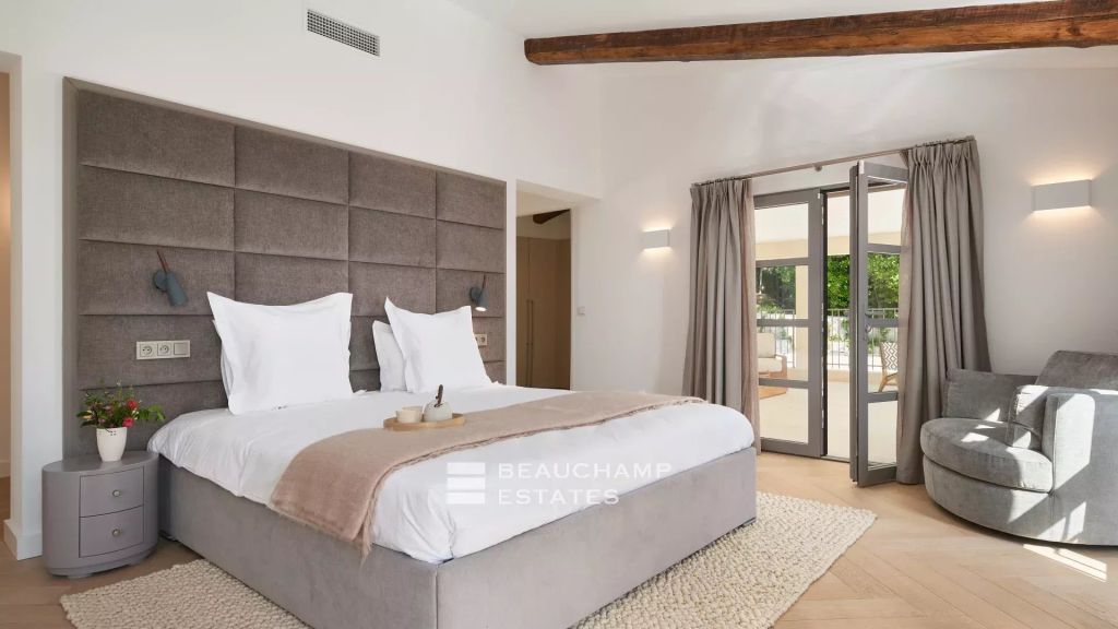 Splendid modern 5-bedroom villa with panoramic sea view