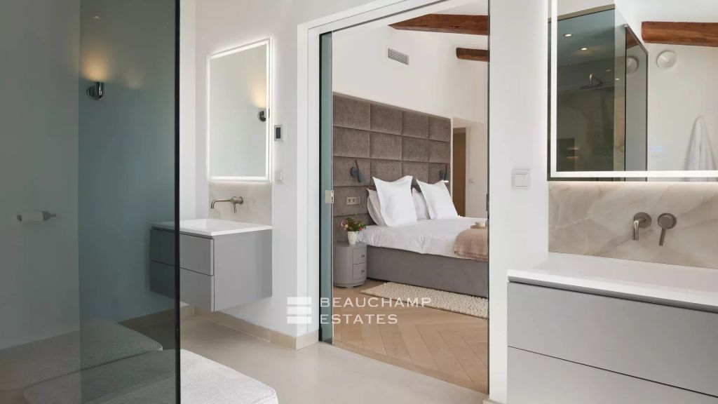 Splendid modern 5-bedroom villa with panoramic sea view