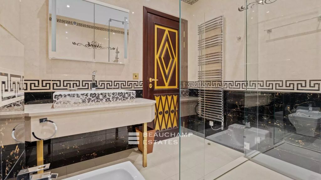 Steps from the Croisette – Spacious Apartment, Cannes, 4 Bedrooms, Bright Living & Cellar