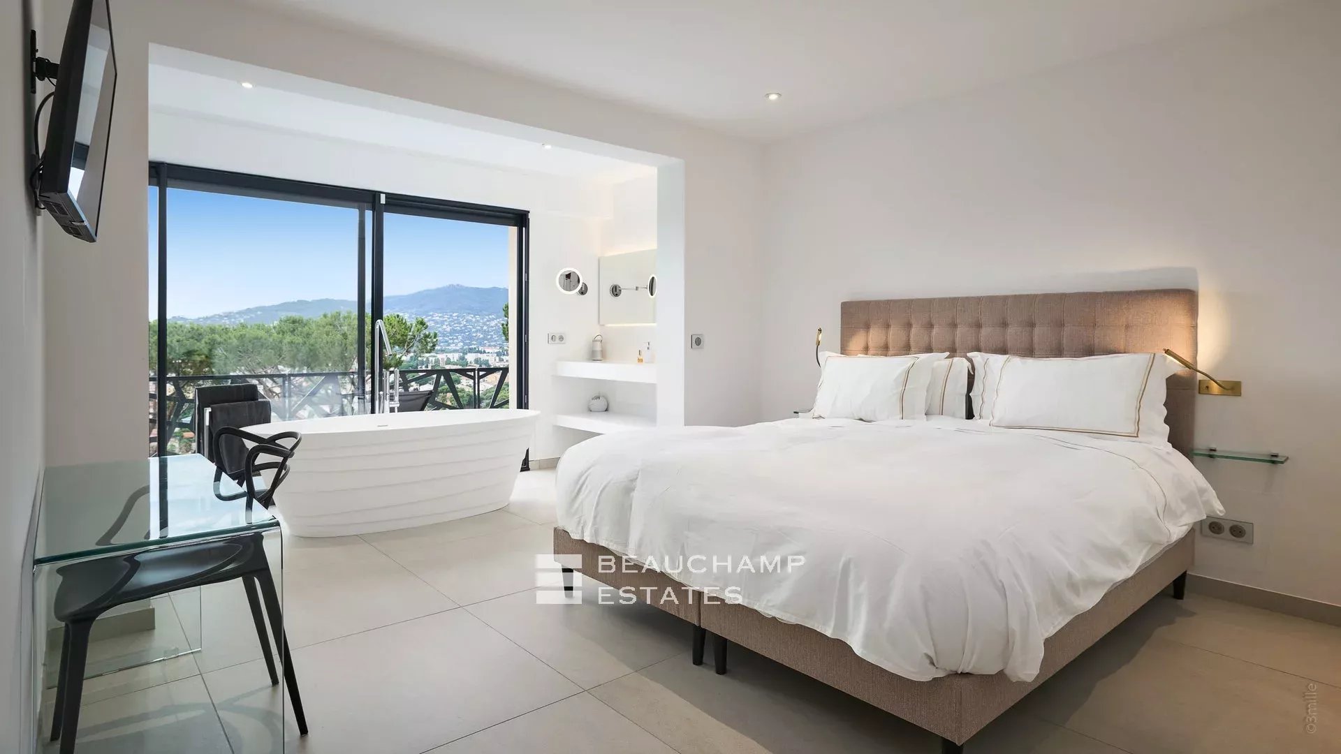 Stunning 5-bedroom modern villa in the heart of Cannes Croix des Gardes Stunning 5-bedroom modern villa in the heart of Cannes Croix des Gardes