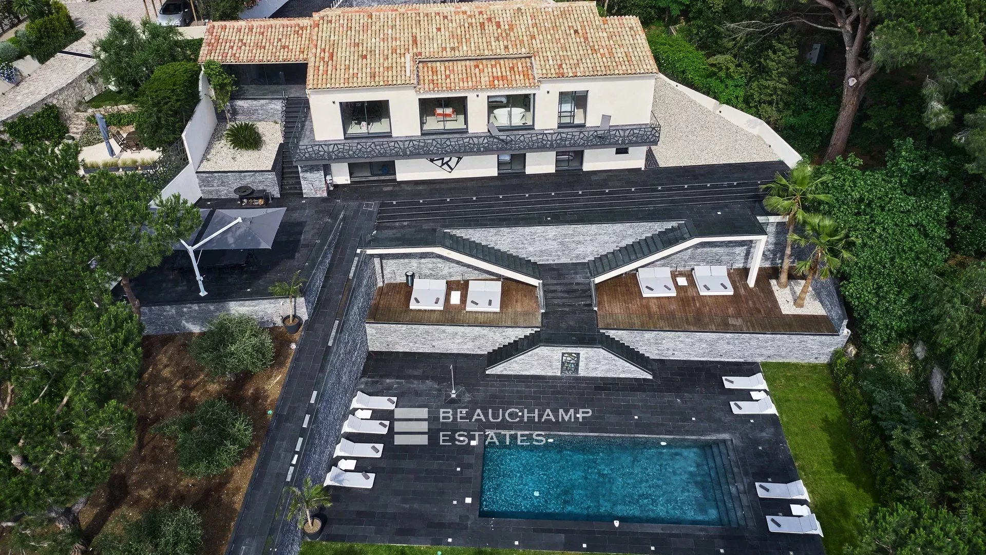 Stunning 5-bedroom modern villa in the heart of Cannes Croix des Gardes Stunning 5-bedroom modern villa in the heart of Cannes Croix des Gardes
