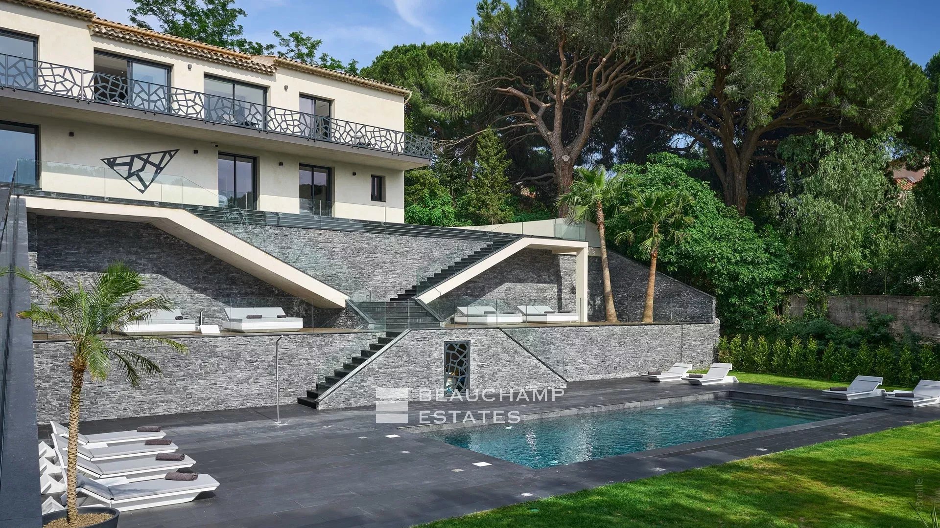 Stunning 5-bedroom modern villa in the heart of Cannes Croix des Gardes Stunning 5-bedroom modern villa in the heart of Cannes Croix des Gardes