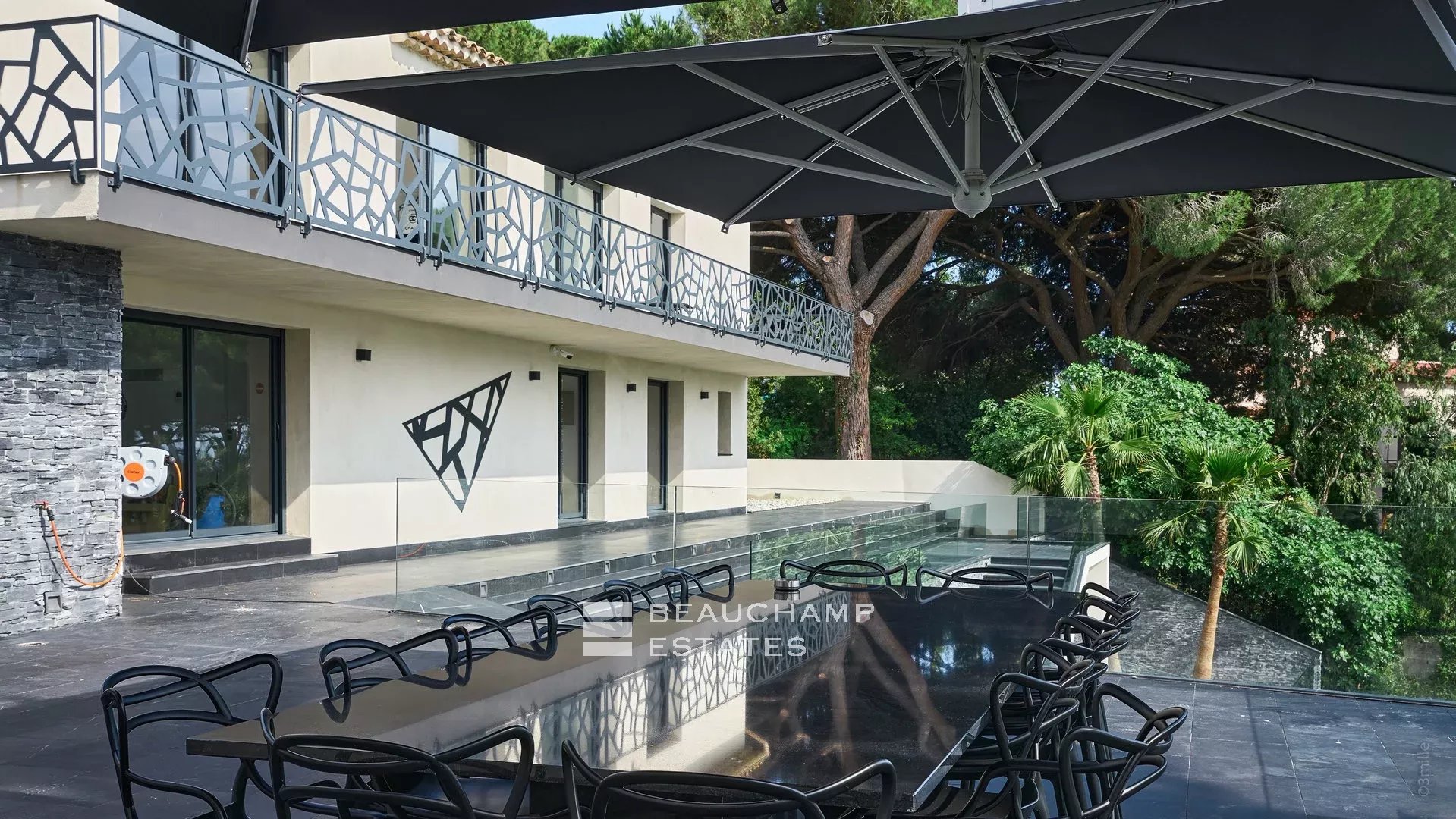 Stunning 5-bedroom modern villa in the heart of Cannes Croix des Gardes Stunning 5-bedroom modern villa in the heart of Cannes Croix des Gardes