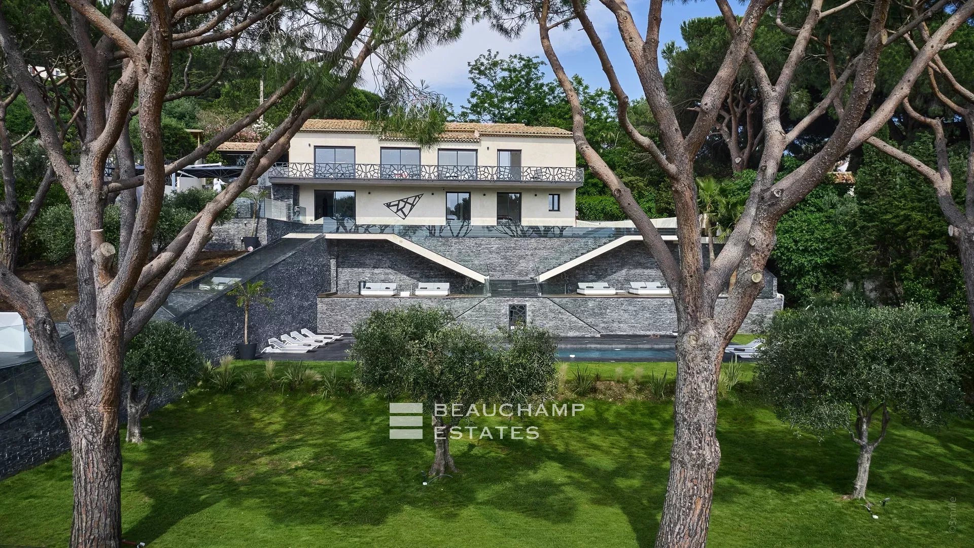Stunning 5-bedroom modern villa in the heart of Cannes Croix des Gardes Stunning 5-bedroom modern villa in the heart of Cannes Croix des Gardes