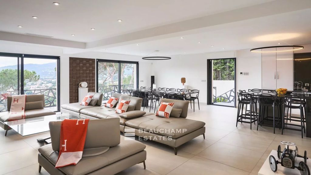 Stunning 5-bedroom modern villa in the heart of Cannes Croix des Gardes