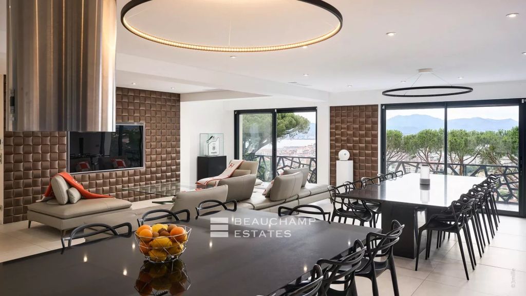 Stunning 5-bedroom modern villa in the heart of Cannes Croix des Gardes
