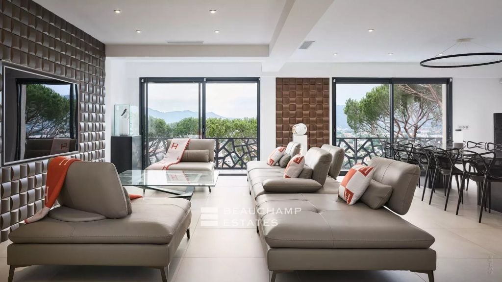 Stunning 5-bedroom modern villa in the heart of Cannes Croix des Gardes