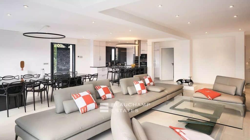 Stunning 5-bedroom modern villa in the heart of Cannes Croix des Gardes