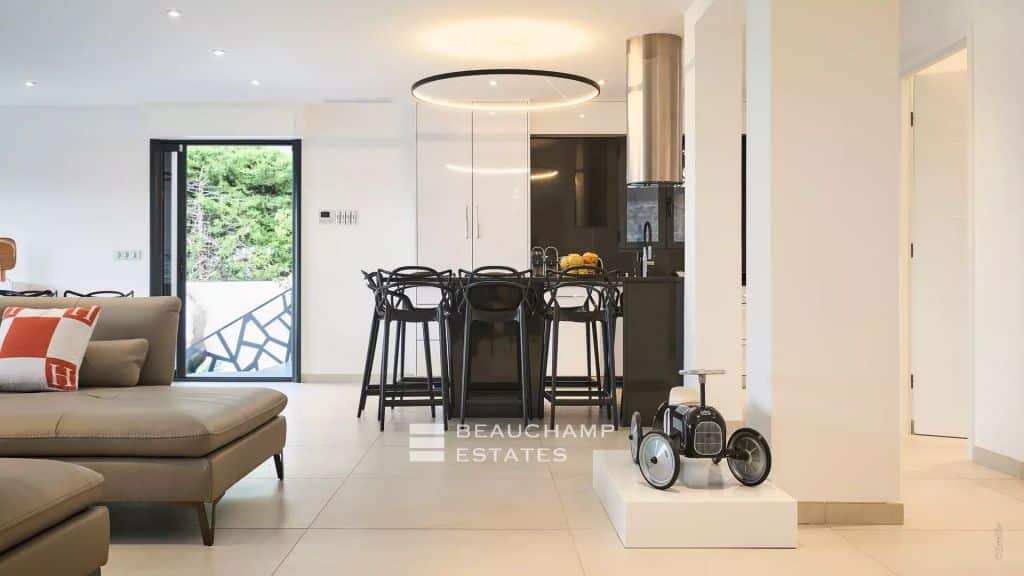 Stunning 5-bedroom modern villa in the heart of Cannes Croix des Gardes