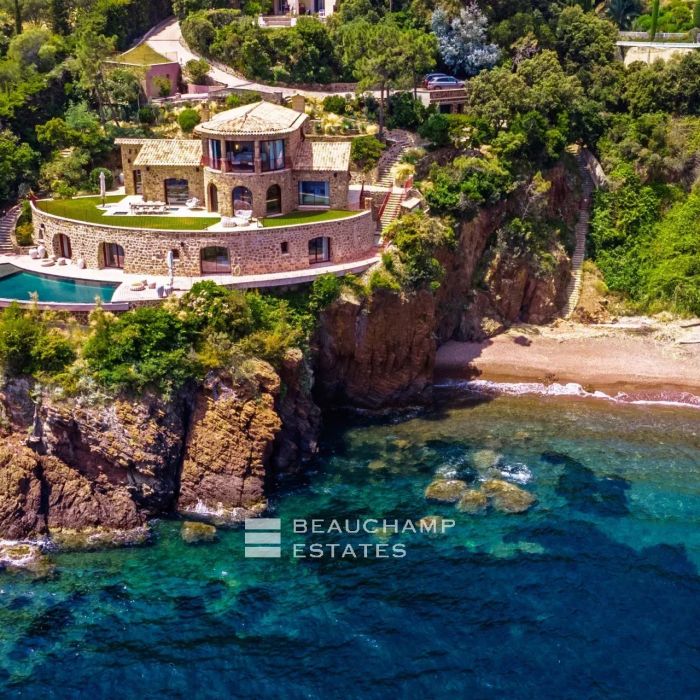 Magnifique Villa Moderne de 5 Chambres avec un accès mer privatif
