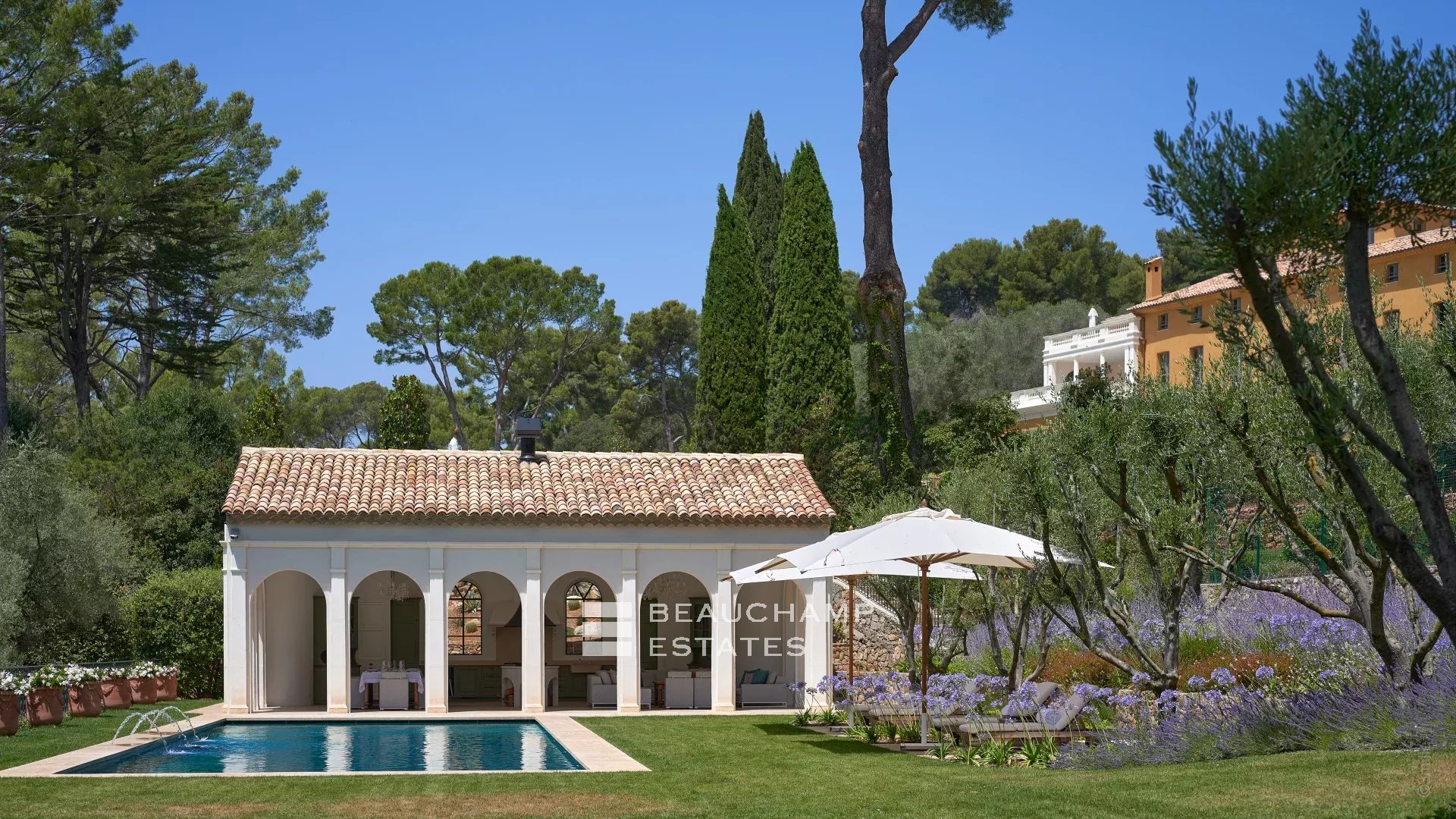 Somptueux château avec immense domaine privé à Mougins Stunning Chateau