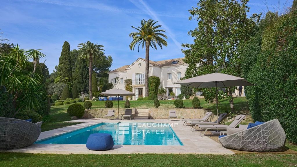 Stunning contemporary 5-bedroom villa with a breathtaking sea view located in the heart of Cannes Californie