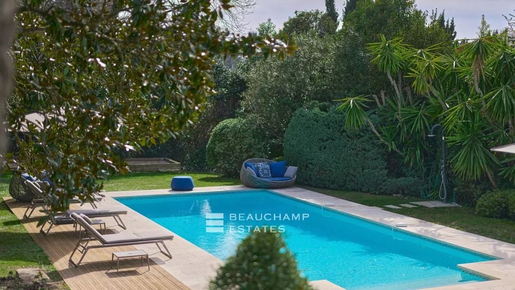 Stunning contemporary 5-bedroom villa with a breathtaking sea view located in the heart of Cannes Californie