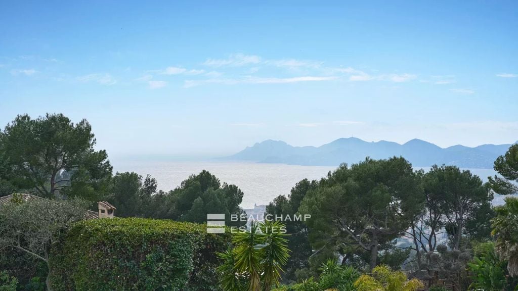 Stunning contemporary 5-bedroom villa with a breathtaking sea view located in the heart of Cannes Californie