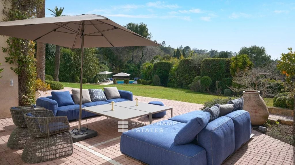 Stunning contemporary 5-bedroom villa with a breathtaking sea view located in the heart of Cannes Californie