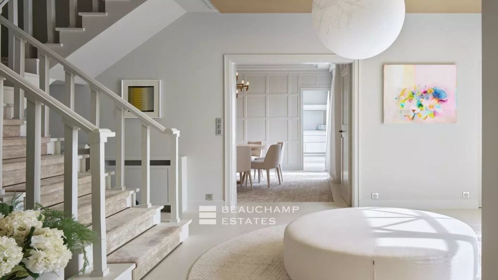 Stunning contemporary 5-bedroom villa with a breathtaking sea view located in the heart of Cannes Californie