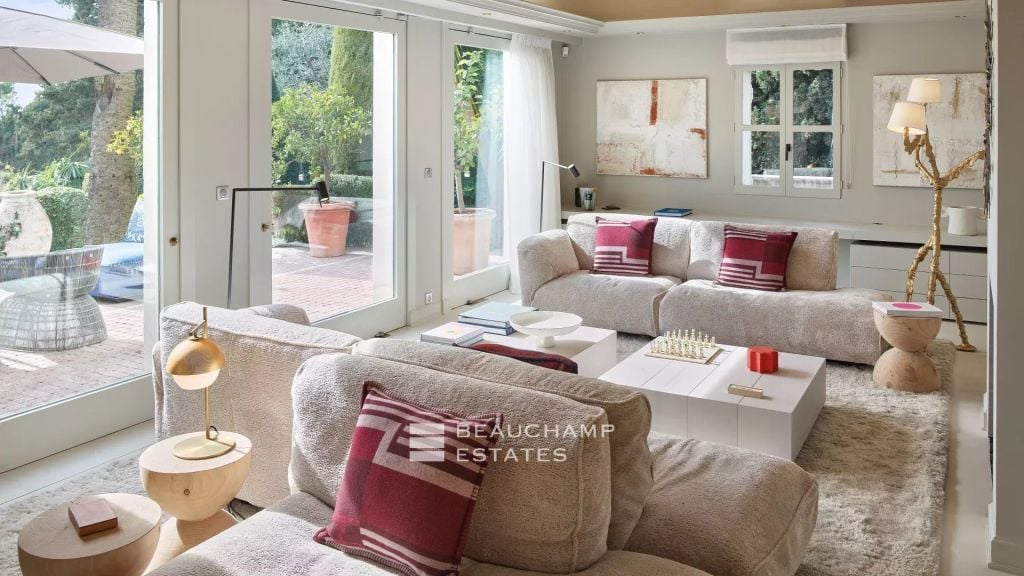 Stunning contemporary 5-bedroom villa with a breathtaking sea view located in the heart of Cannes Californie