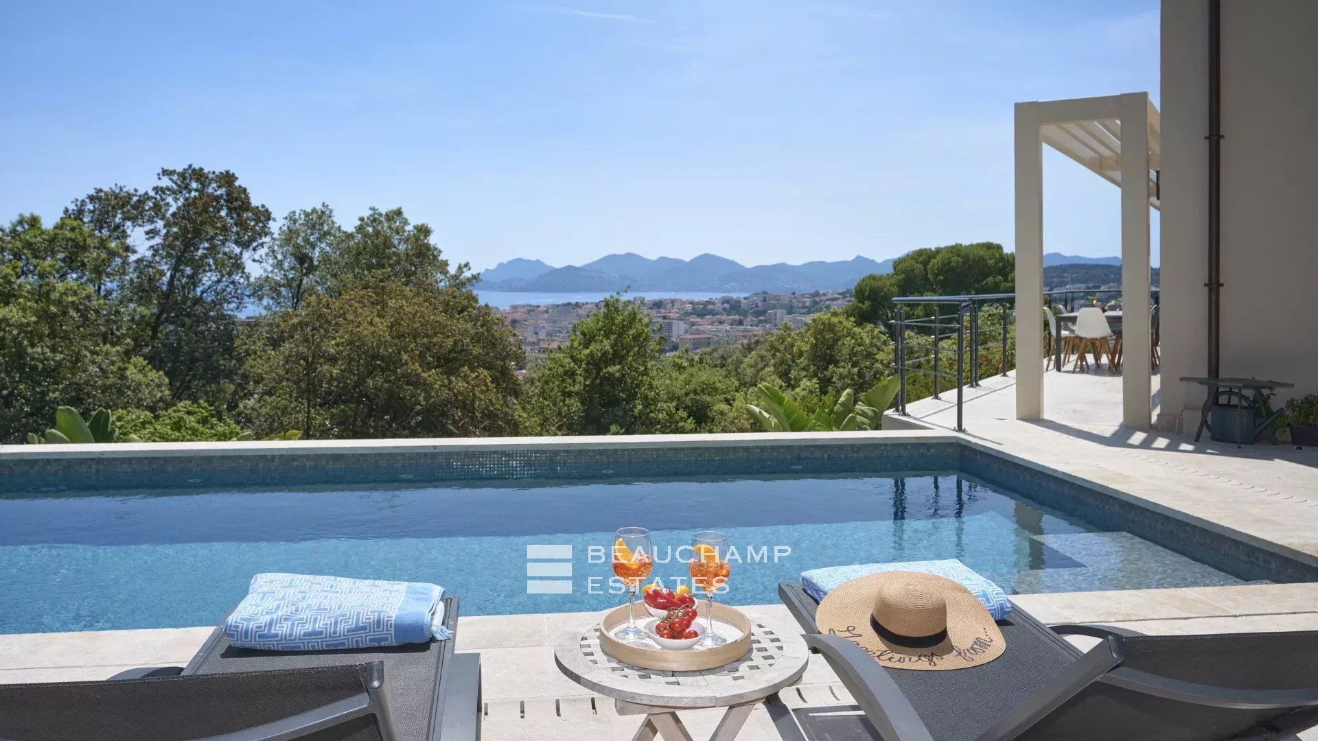 Magnifique villa contemporaine de 5 chambres avec vue mer Stunning contemporary 5-bedroom villa with sea view